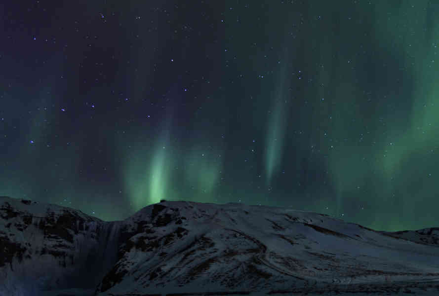 Islandia 107 - Aurora Boreal - catarata de Skógafoss.jpg
